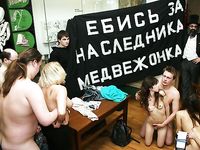 Надежда Толоконникова и арт-группа Война в музее
