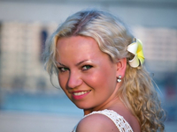 Сексуальная блондинка позирует на публике