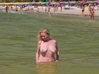 Сексуальная блондинка позирует на публике