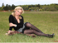 Сексуальная блондинка позирует на публике