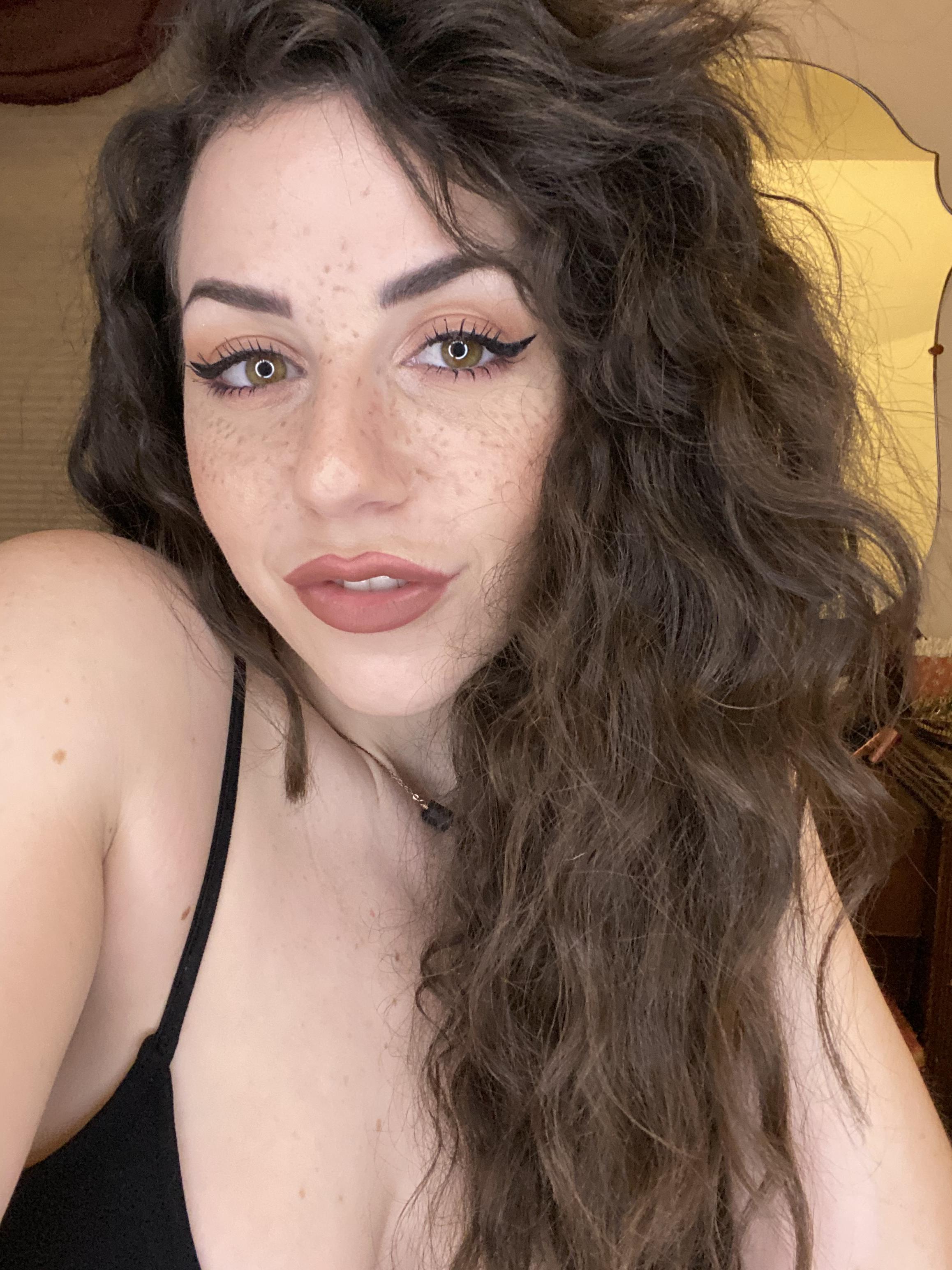 Домашние фото: Веселая красотка позирует без лифчика