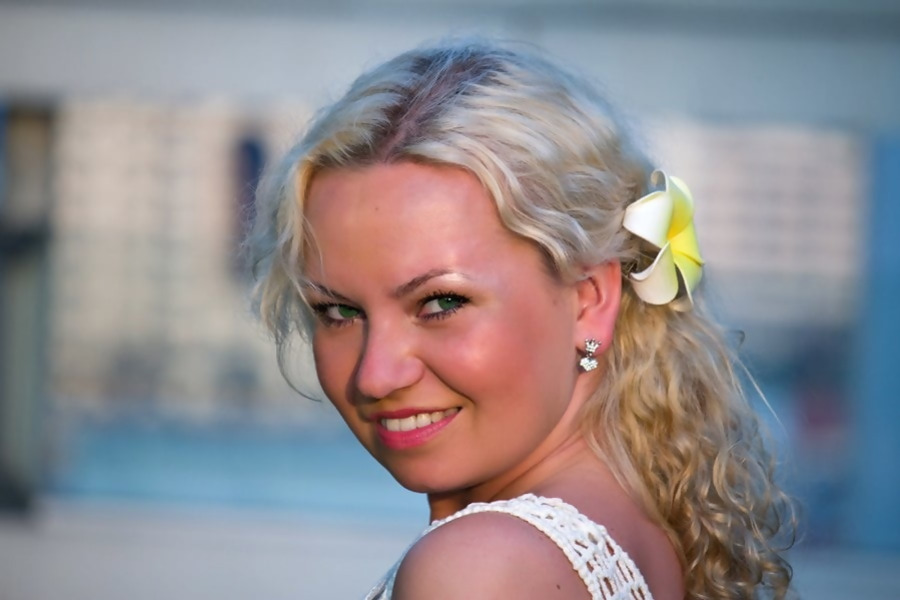 Сексуальная блондинка позирует на публике